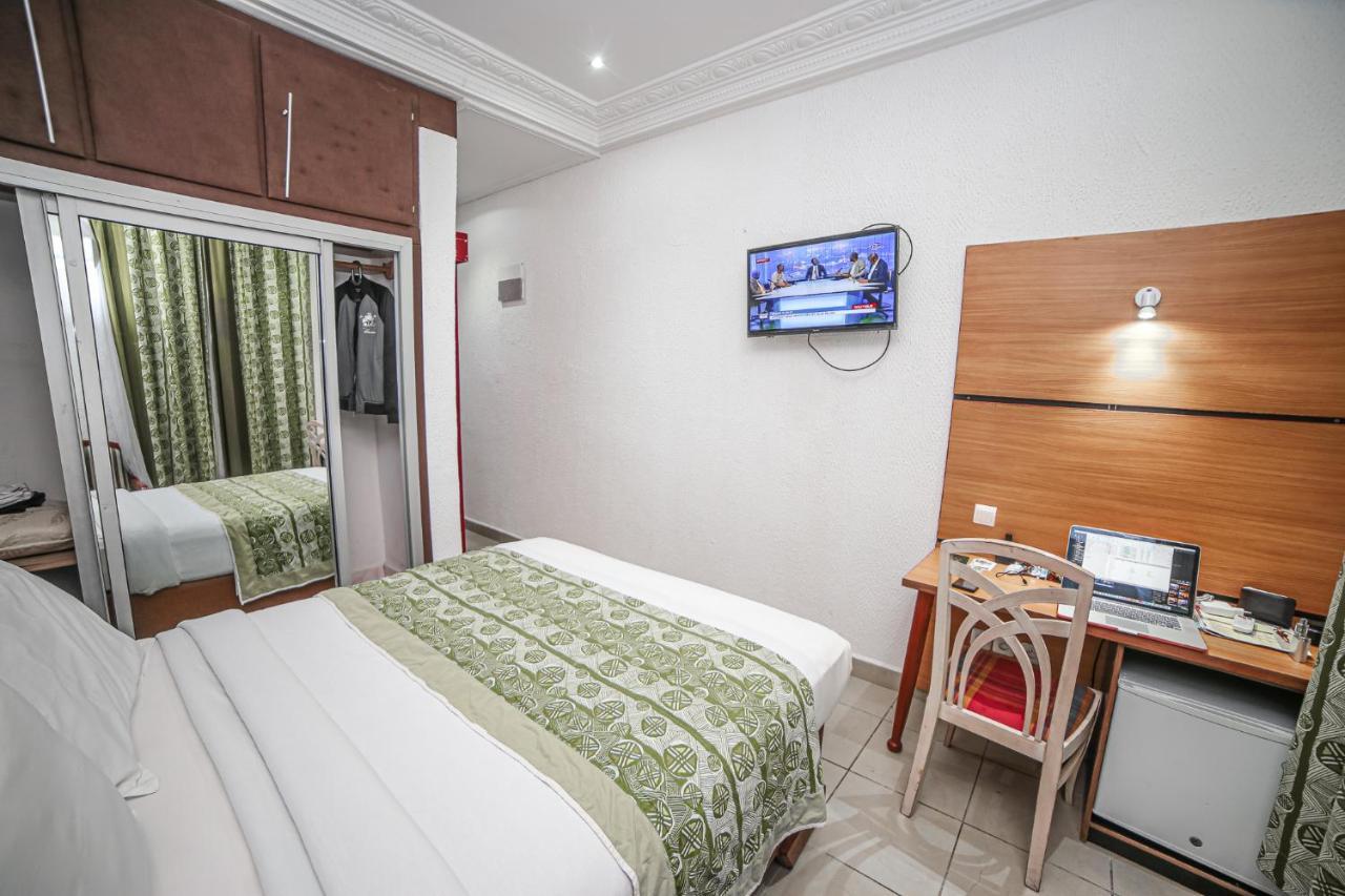 Fini Hotel Bobende Limbe Exterior photo