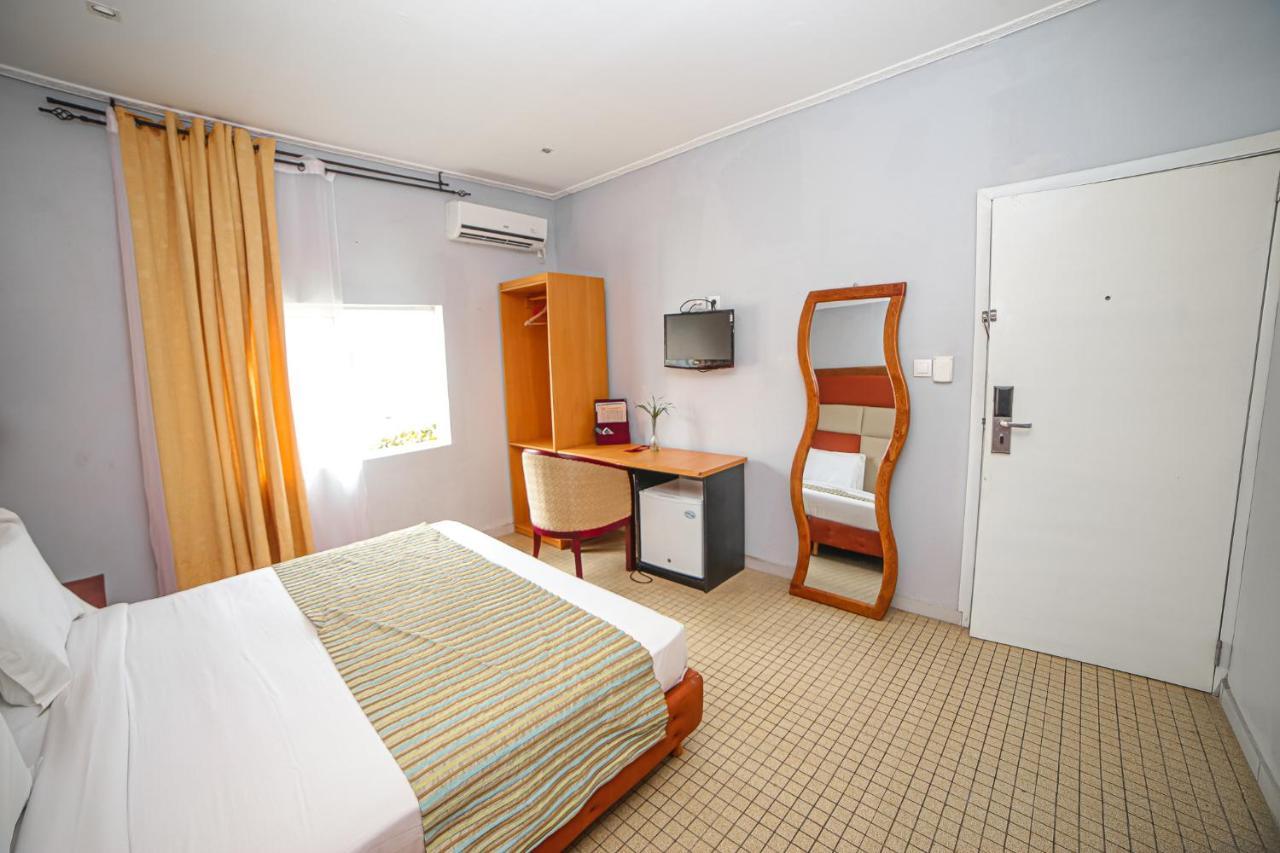 Fini Hotel Bobende Limbe Exterior photo