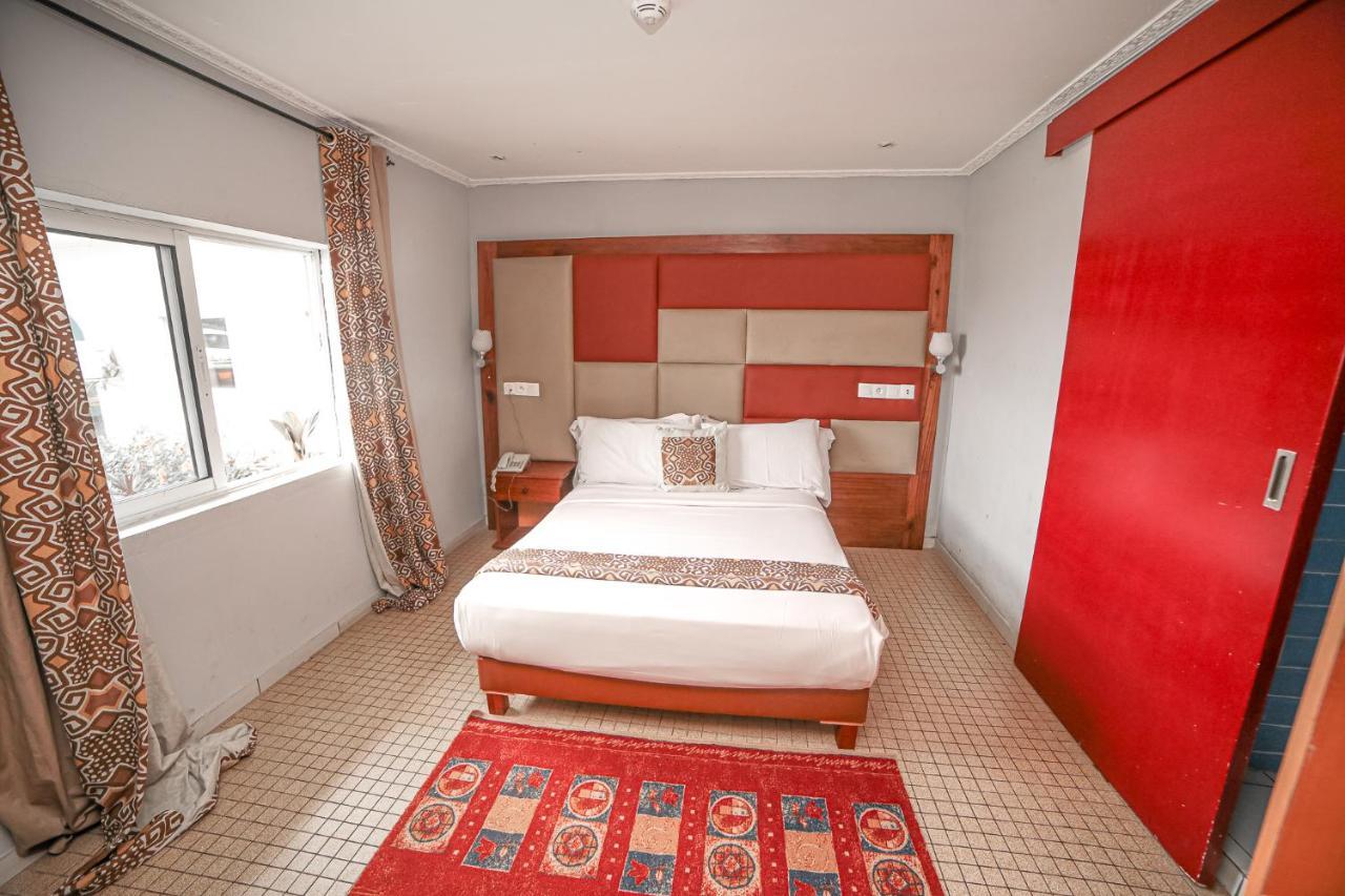 Fini Hotel Bobende Limbe Exterior photo