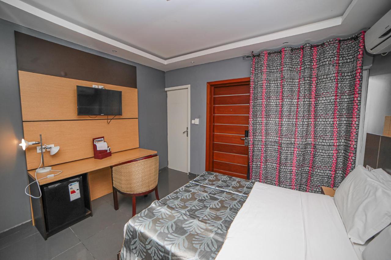 Fini Hotel Bobende Limbe Exterior photo