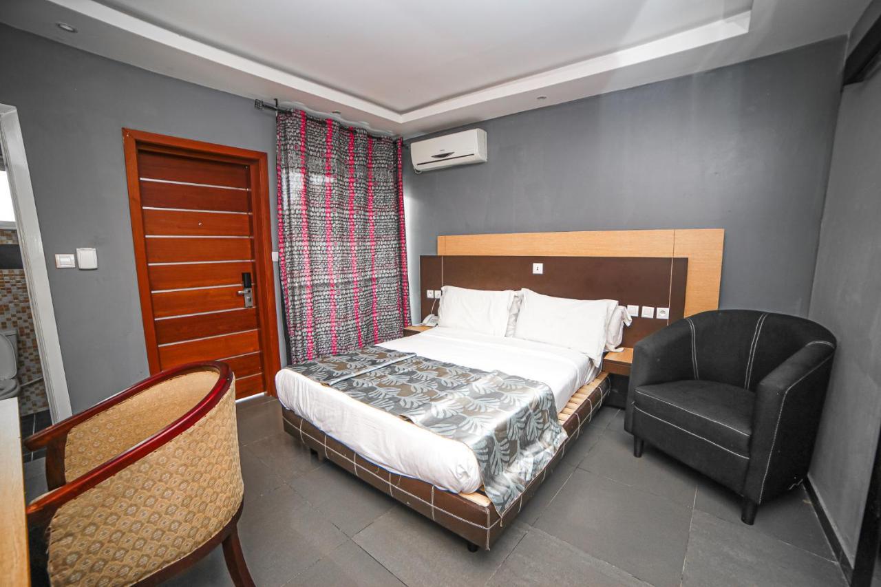 Fini Hotel Bobende Limbe Exterior photo