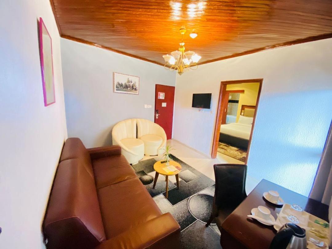 Fini Hotel Bobende Limbe Exterior photo