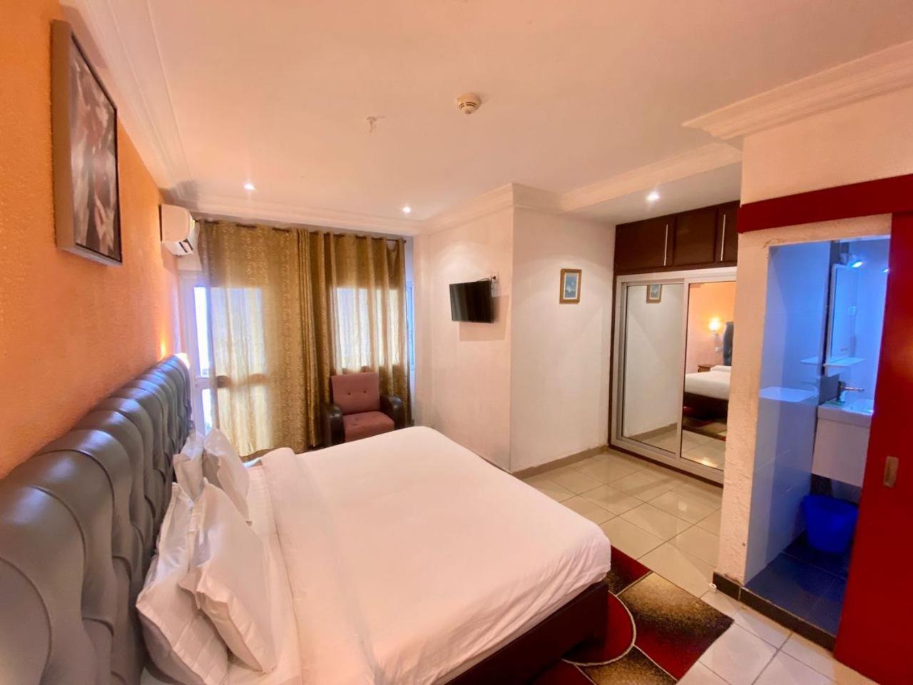 Fini Hotel Bobende Limbe Exterior photo