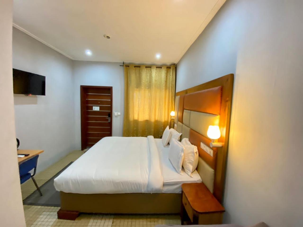 Fini Hotel Bobende Limbe Exterior photo