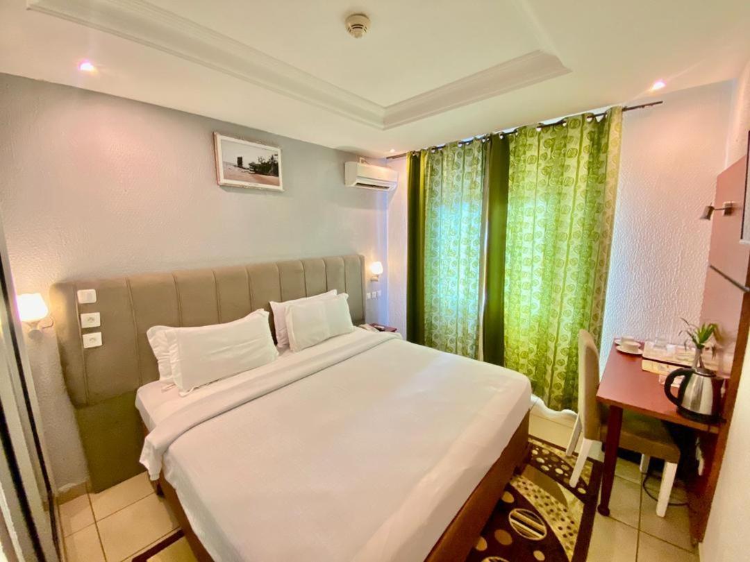 Fini Hotel Bobende Limbe Exterior photo