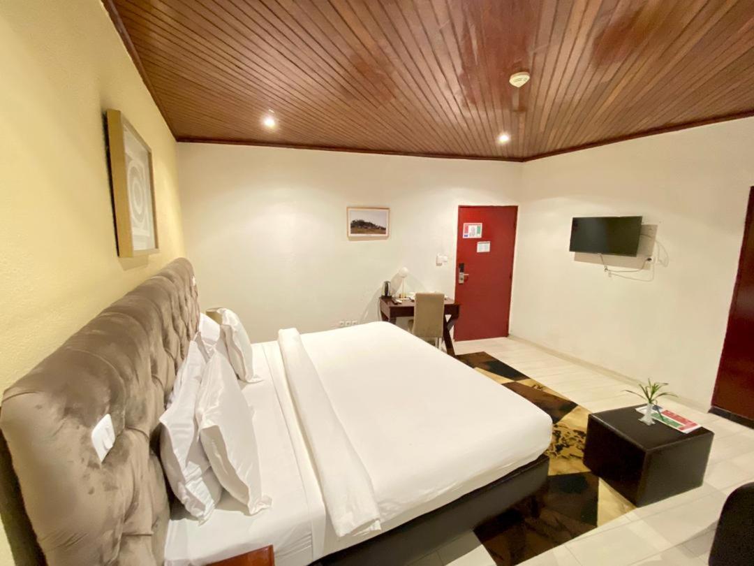 Fini Hotel Bobende Limbe Exterior photo