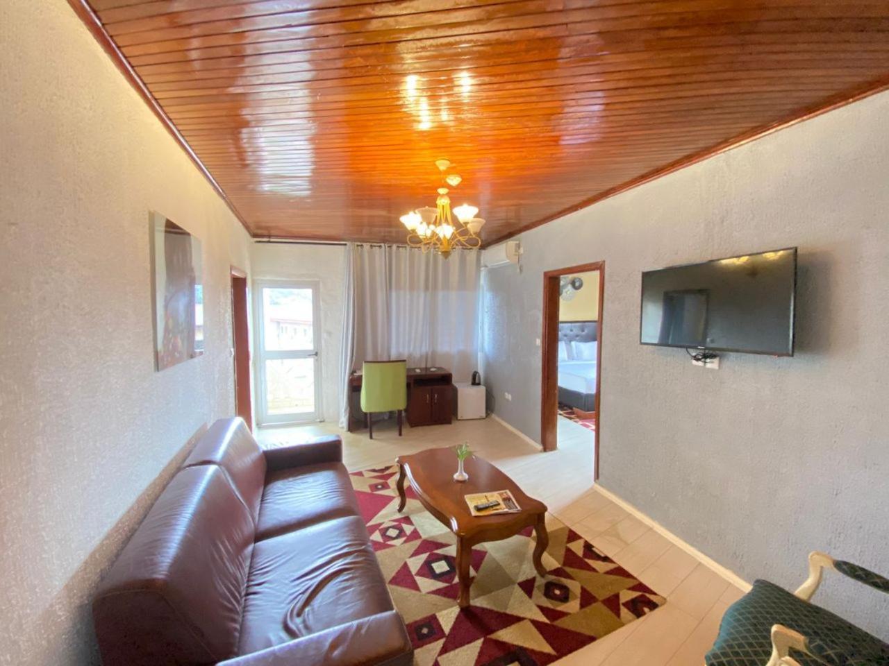 Fini Hotel Bobende Limbe Exterior photo