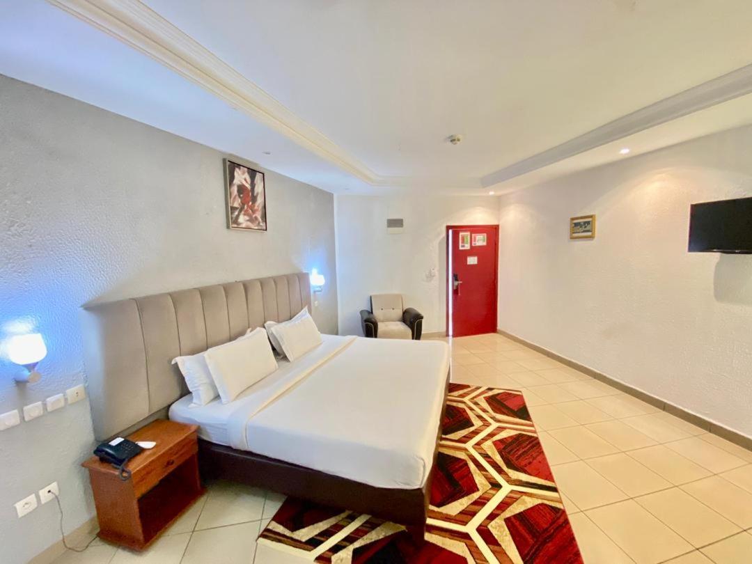 Fini Hotel Bobende Limbe Exterior photo