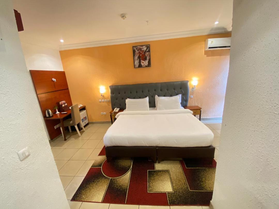 Fini Hotel Bobende Limbe Exterior photo