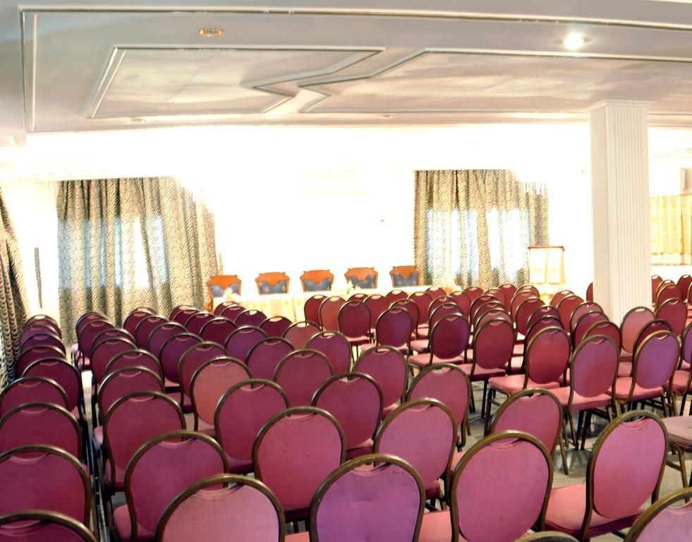 Fini Hotel Bobende Limbe Exterior photo