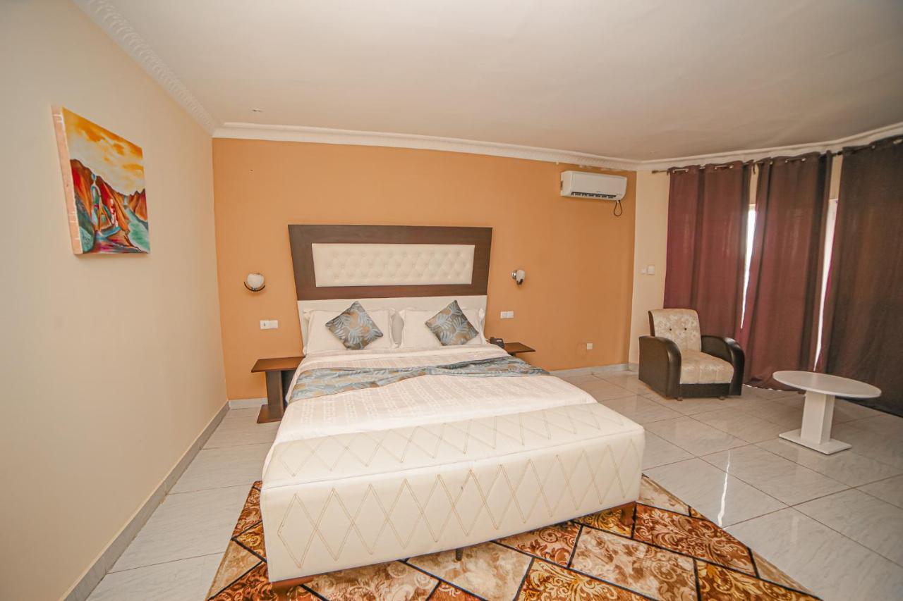 Fini Hotel Bobende Limbe Exterior photo
