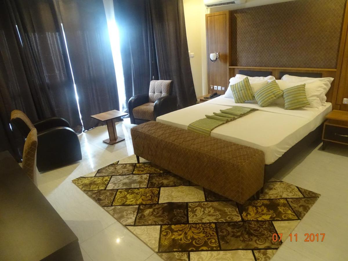 Fini Hotel Bobende Limbe Exterior photo